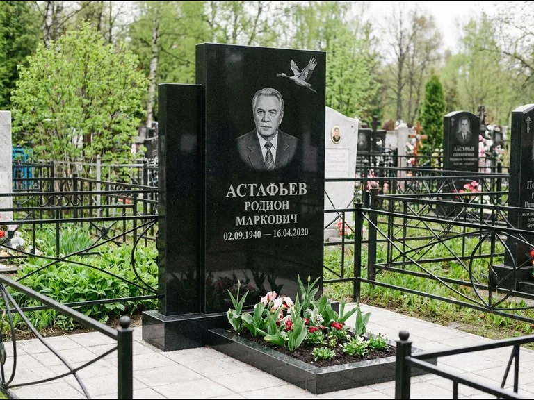 Памятник с гравировкой журавлей — гравировка одиночного летящего журавля над портретом, работа «Астафьев» в Уфе