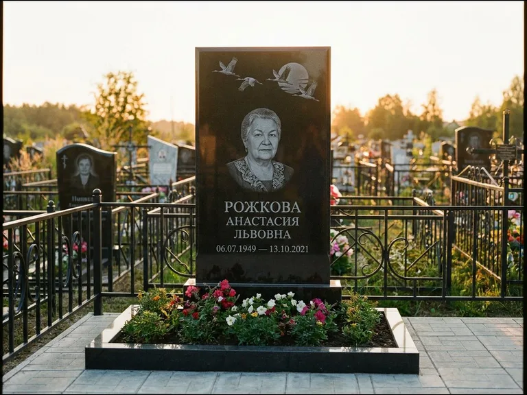 Памятник с гравировкой журавлей — гравировка клина журавлей на фоне солнечного диска, работа «Рожкова» в Уфе