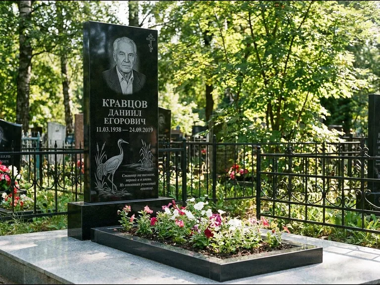 Памятник с гравировкой журавлей — гравировка журавля у камышей рядом с эпитафией, работа «Кравцов» в Уфе