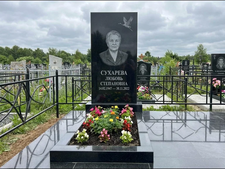 Памятник с гравировкой журавлей — гравировка одиночного летящего журавля над портретом, работа «Сухарева» в Уфе
