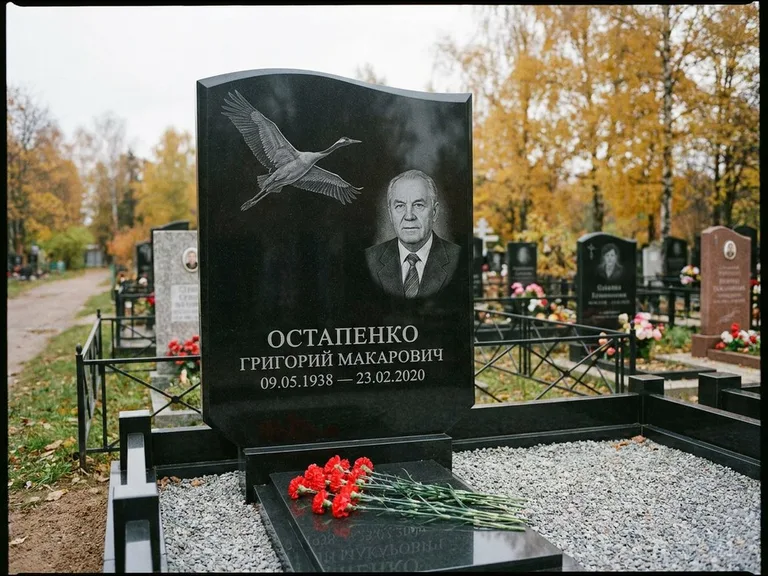 Памятник с гравировкой журавлей — гравировка журавлей, работа «Остапенко» в Уфе