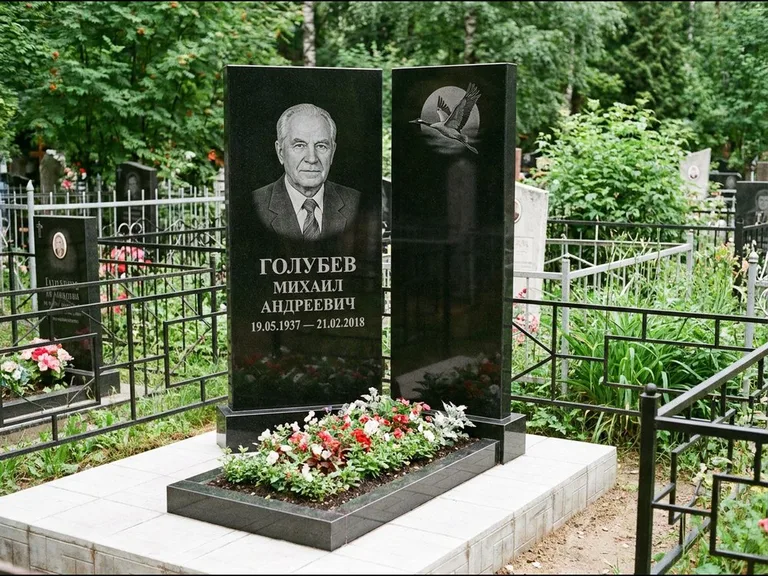 Памятник с гравировкой журавлей — гравировка клина журавлей на фоне солнечного диска, работа «Голубев» в Уфе
