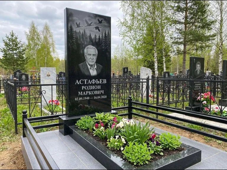 Памятник с гравировкой журавлей — гравировка силуэтов журавлей над еловым лесом, работа «Астафьев» в Уфе