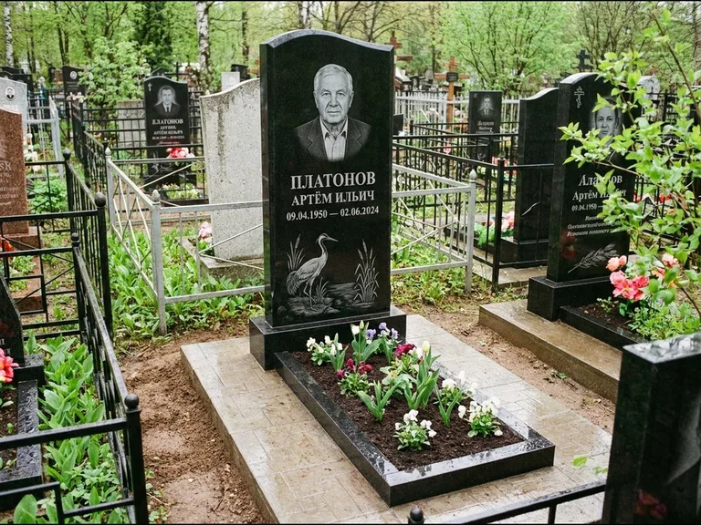 Памятник с гравировкой журавлей — гравировка журавля у камышей рядом с эпитафией, работа «Платонов» в Уфе