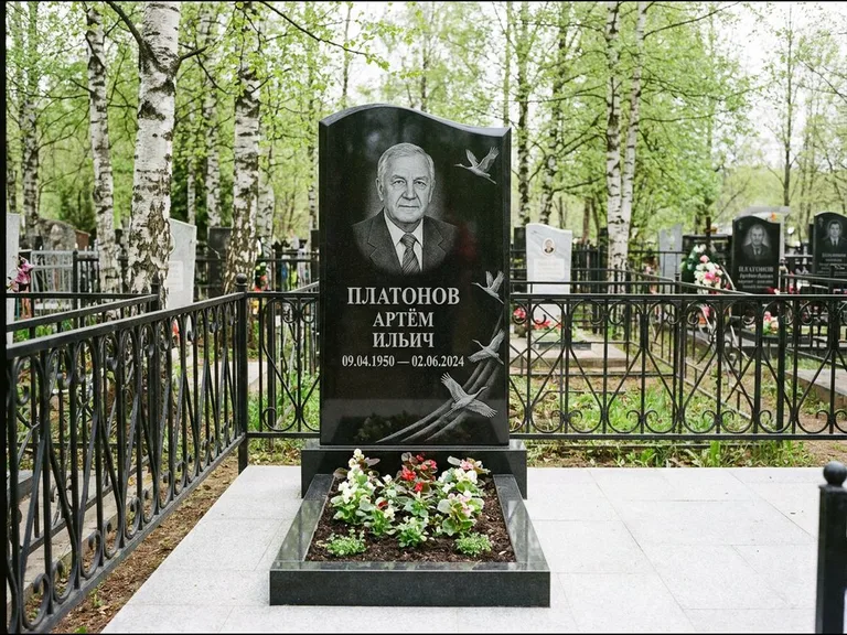 Памятник с гравировкой журавлей — гравировка трёх журавлей по диагонали через свободное поле с, работа «Платонов» в Уфе