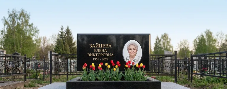 Памятник с цветником, Пример памятника из гранита, установленного мастерской на кладбище в Самарской области