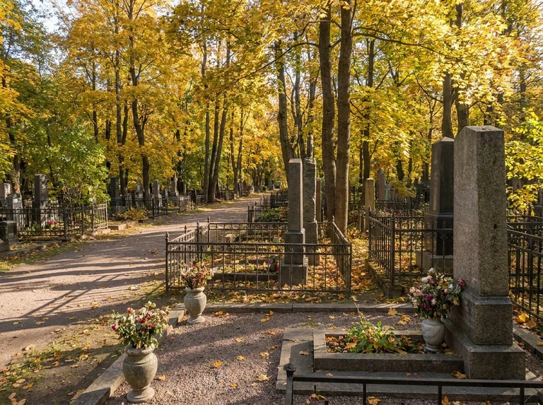 Гранитное надгробие на участке Преображенского еврейского кладбища в Невском районе Санкт-Петербурга