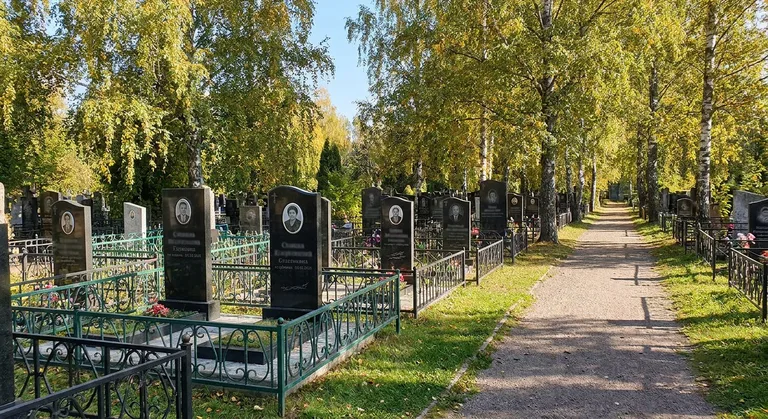 Мастер устанавливает гранитный памятник на Ягодном кладбище