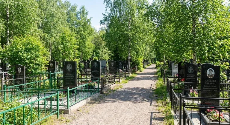 Мастер мастерской «Мастер Каменев» за установкой памятника на Западном кладбище