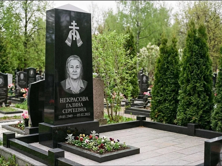 Памятник из чёрного гранита — стела-пилон с ажурным резным крестом, работа «Ерофеева» в Уфе