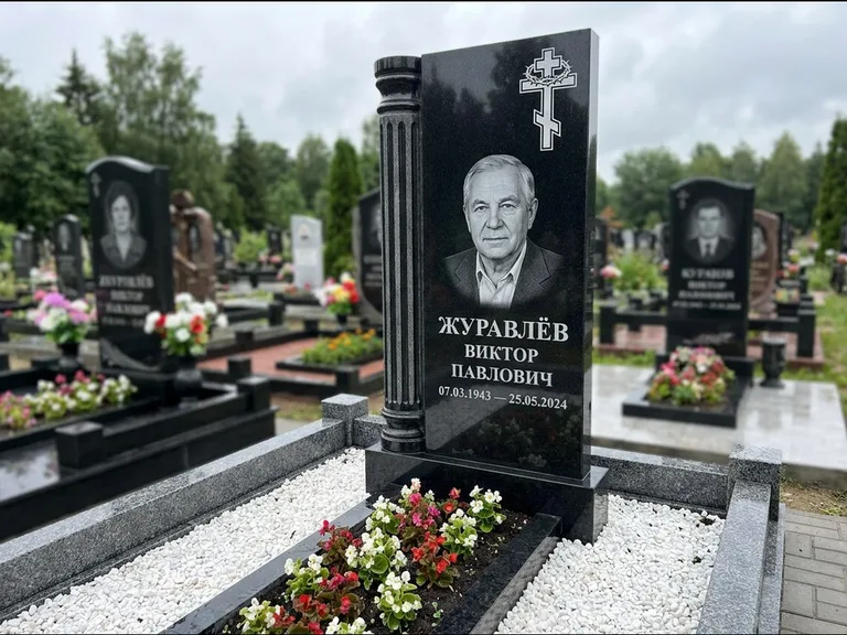 Памятник из чёрного гранита — семейный мемориал из двух стел с крестом с рушником, работа «Гущин» в Уфе