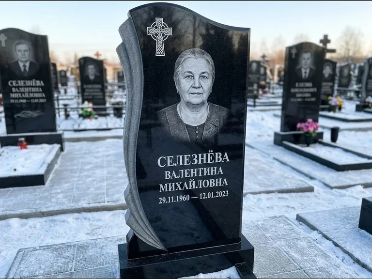 Памятник из чёрного гранита — восьмигранный обелиск с кельтским крестом, работа «Некрасова» в Уфе