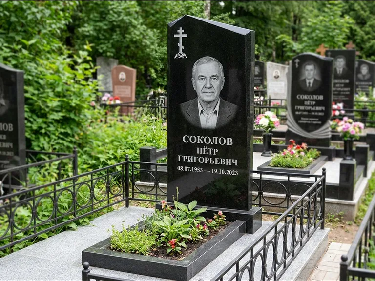 Памятник из чёрного гранита — полукруглая стела с крестом на Голгофе, работа «Журавлёв» в Уфе
