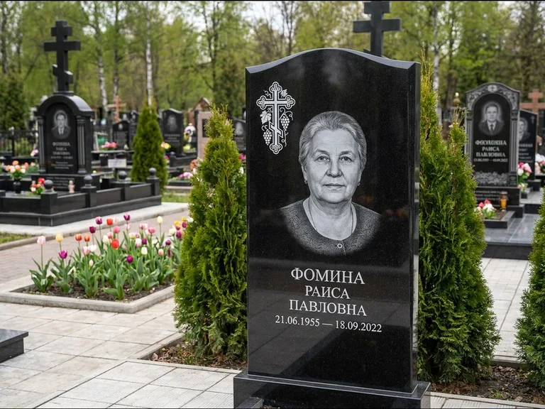 Памятник из чёрного гранита — двухцветная стела с крестом с распятием, работа «Одинцова» в Уфе