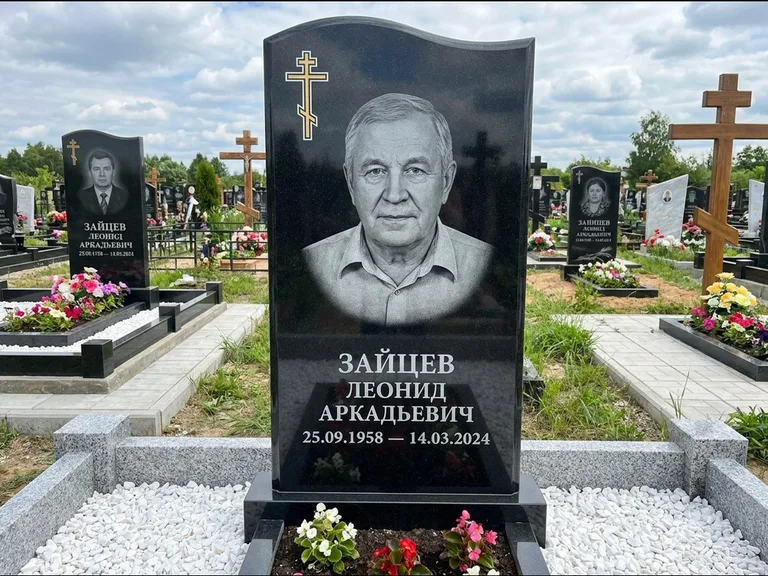 Памятник из чёрного гранита — горизонтальная семейная стела с аркой с процветшим крестом с виноградной лозой, работа «Верещагин» в Уфе