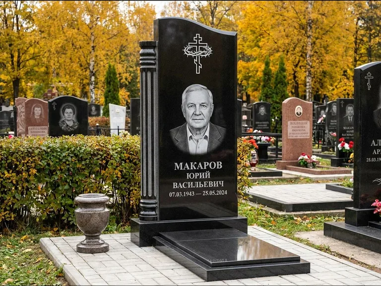 Памятник из чёрного гранита — асимметричная стела с крестом с рушником, работа «Панкратов» в Уфе