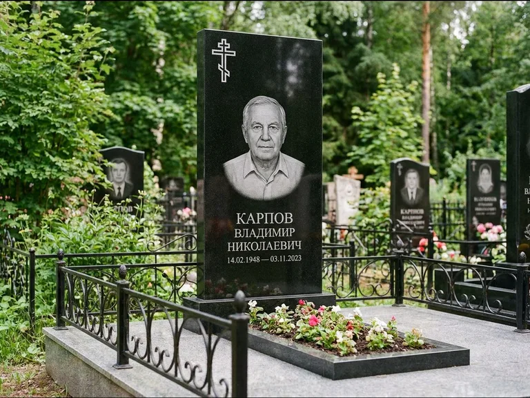 Памятник из чёрного гранита — узкая стела с ажурным крестом с православным восьмиконечным крестом, работа «Гущин» в Уфе