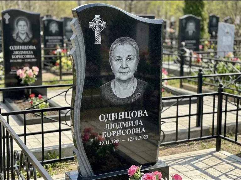 Памятник из чёрного гранита — стела с портретным овалом с кельтским крестом, работа «Савельева» в Уфе