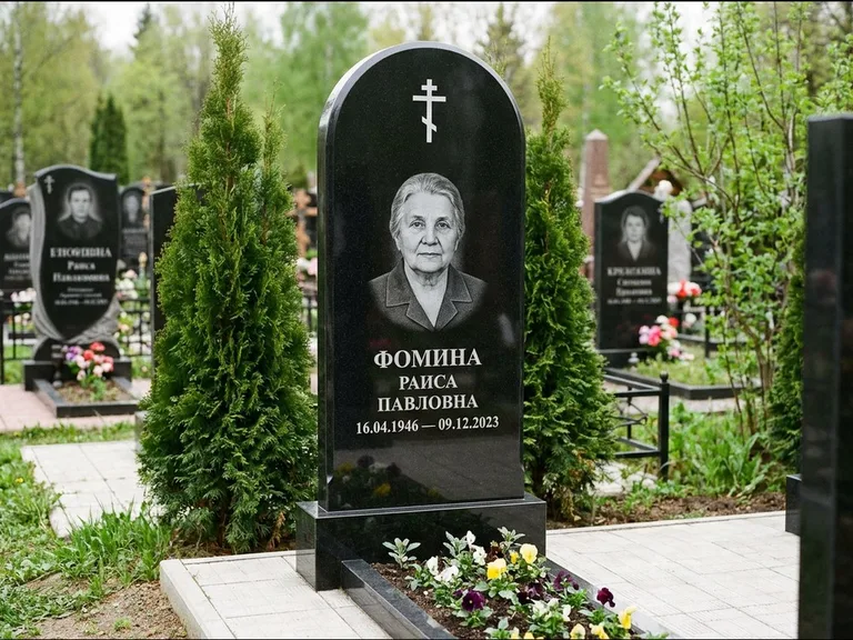 Памятник из чёрного гранита — вертикальная стела с латинским крестом, работа «Некрасова» в Уфе
