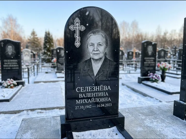 Памятник из чёрного гранита — массивная стела с крестом в лучах с крестом в лучах, работа «Одинцова» в Уфе