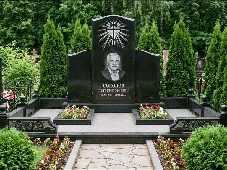 Памятник из чёрного гранита — низкая стела с крестом сбоку с золочёным крестом, работа «Верещагин» в Уфе