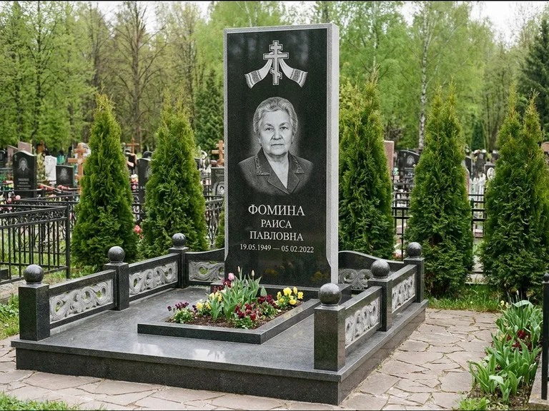 Памятник из чёрного гранита — семейный мемориал с ажурным резным крестом, работа «Мельникова» в Уфе