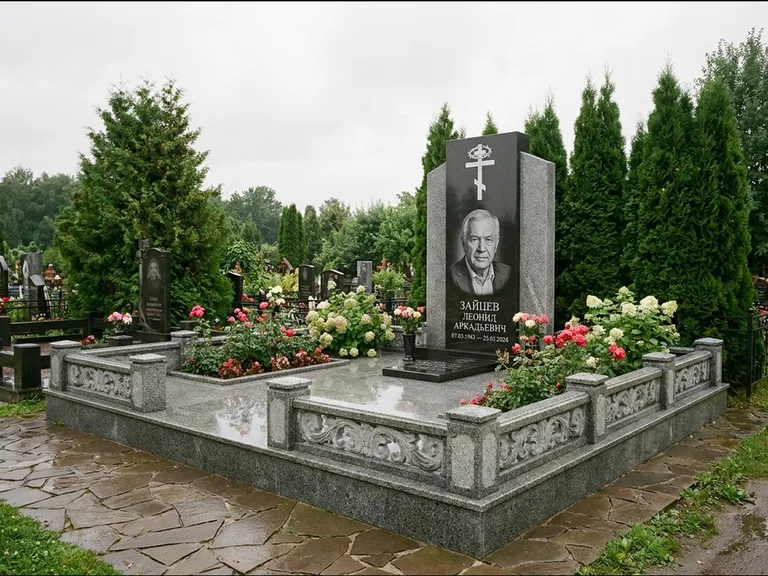 Памятник из чёрного гранита — стела с двумя портретами с крестом с рушником, работа «Богданов» в Уфе