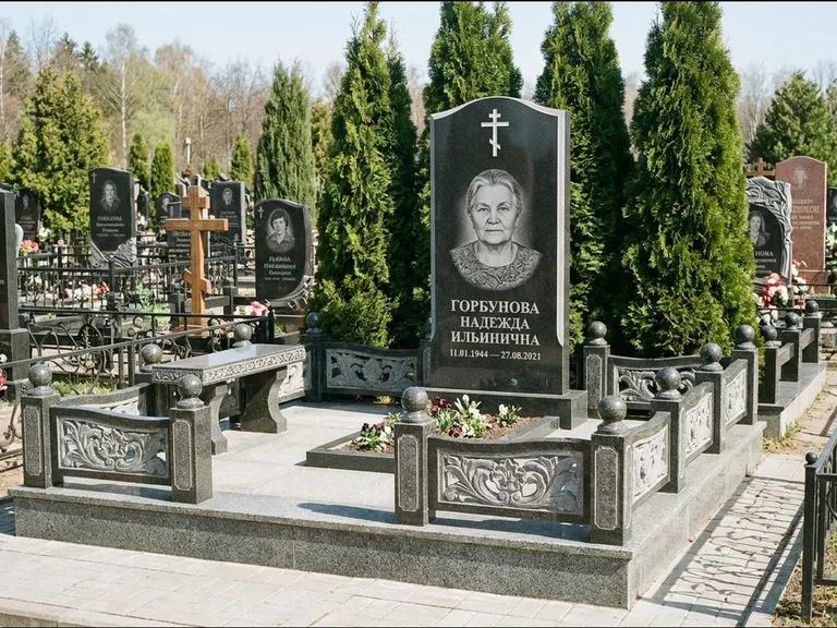 Памятник из чёрного гранита — стела с золочёным крестом с крестом с терновым венцом, работа «Селезнёва» в Уфе