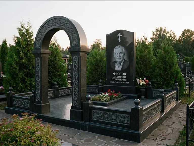 Памятник из чёрного гранита — высокая стела с процветшим крестом с православным восьмиконечным крестом, работа «Панкратов» в Уфе
