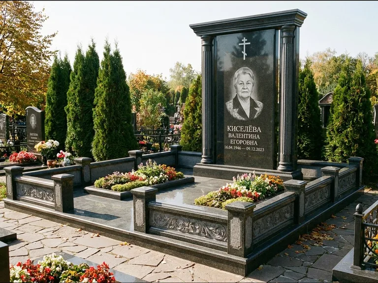 Памятник из чёрного гранита — стела с кельтским крестом с латинским крестом, работа «Ерофеева» в Уфе