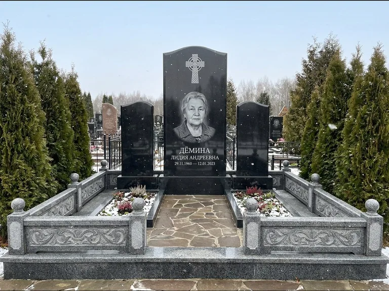 Памятник из чёрного гранита — стела с крестом и ветвью с кельтским крестом, работа «Лаврентьева» в Уфе