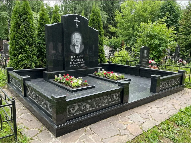 Памятник из чёрного гранита — двойная семейная стела с крестом на Голгофе, работа «Тихонов» в Уфе
