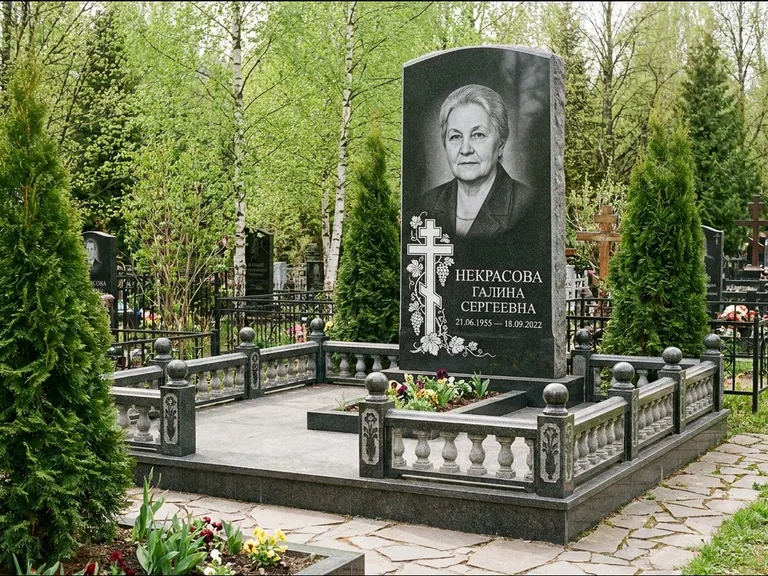 Памятник из чёрного гранита — стела с крестом и книгой с крестом с распятием, работа «Савельева» в Уфе