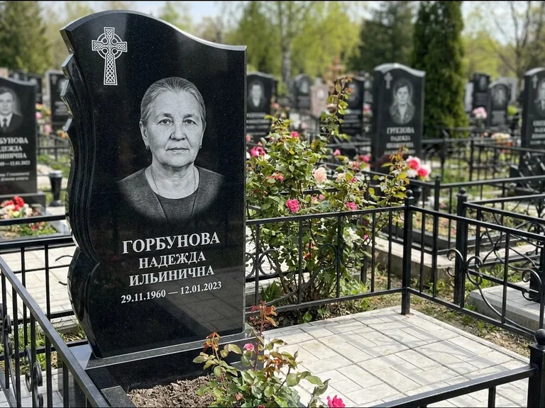 Памятник из чёрного гранита — высокий обелиск с кельтским крестом, работа «Одинцова» в Уфе
