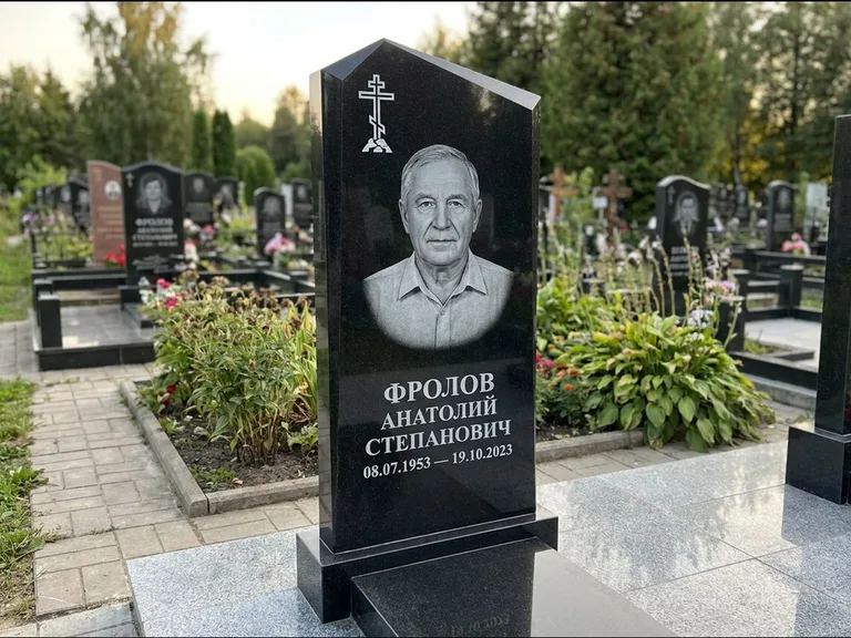 Памятник из чёрного гранита — стела со столиком и скамьёй с крестом на Голгофе, работа «Верещагин» в Уфе