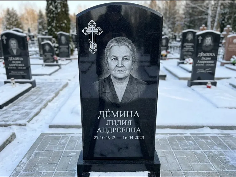 Памятник из чёрного гранита — стела домиком с крестом в лучах, работа «Селезнёва» в Уфе