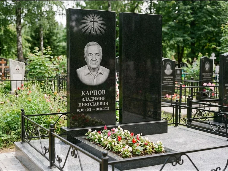 Памятник из чёрного гранита — ступенчатая стела с золочёным крестом, работа «Панкратов» в Уфе