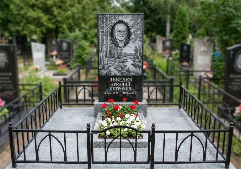 Памятник с гравировкой берёзовой рощи, портретом и надписью в Уфе