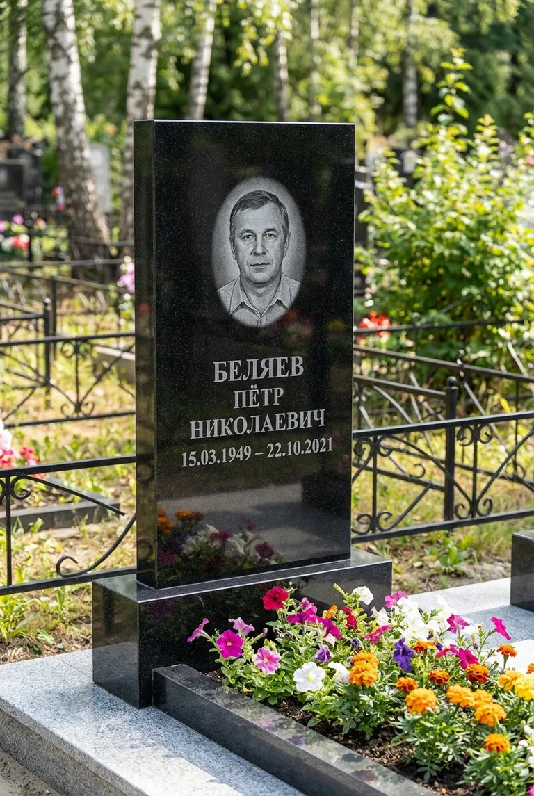 Вертикальный чёрный гранитный памятник под ключ с цветником в Уфе