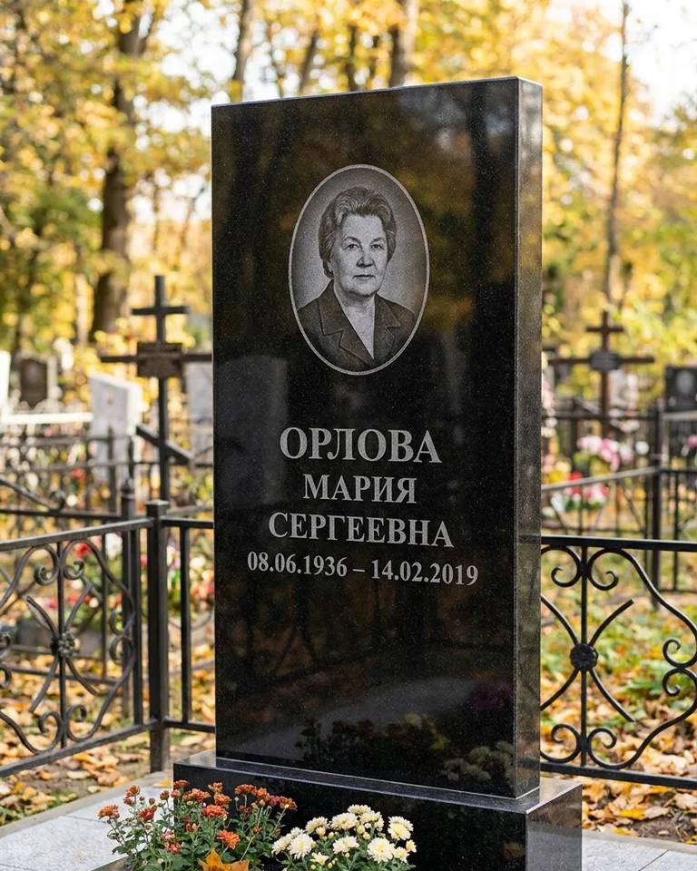Вертикальный серый гранитный памятник под ключ, осень в Уфе