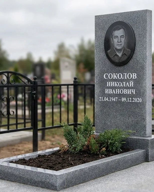 Чёрный памятник под ключ на гранитном цоколе в Уфе
