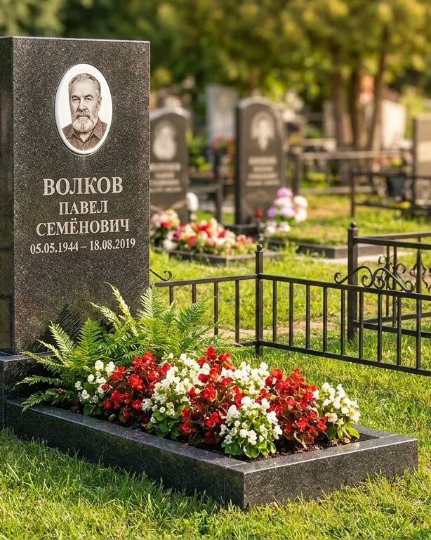 Тёмно-серый памятник под ключ с художественной гравировкой в Уфе