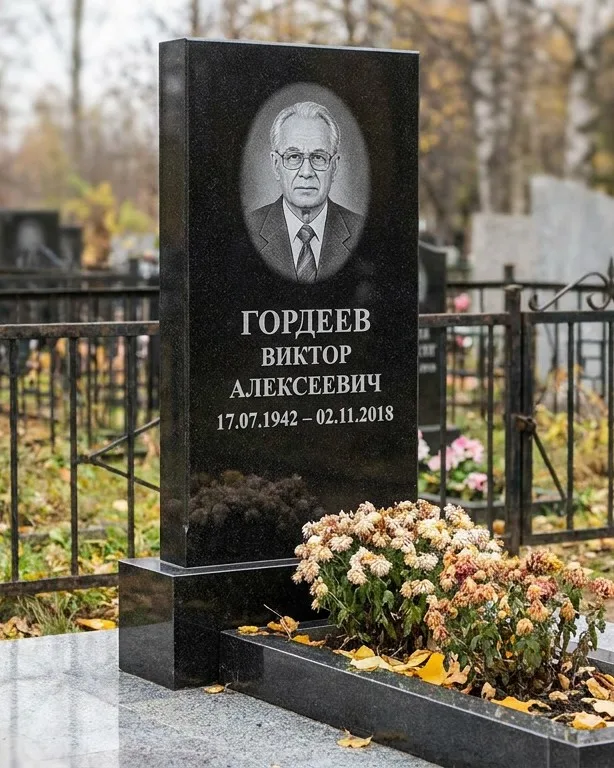 Памятник под ключ с гранитным цоколем и плиткой в Уфе