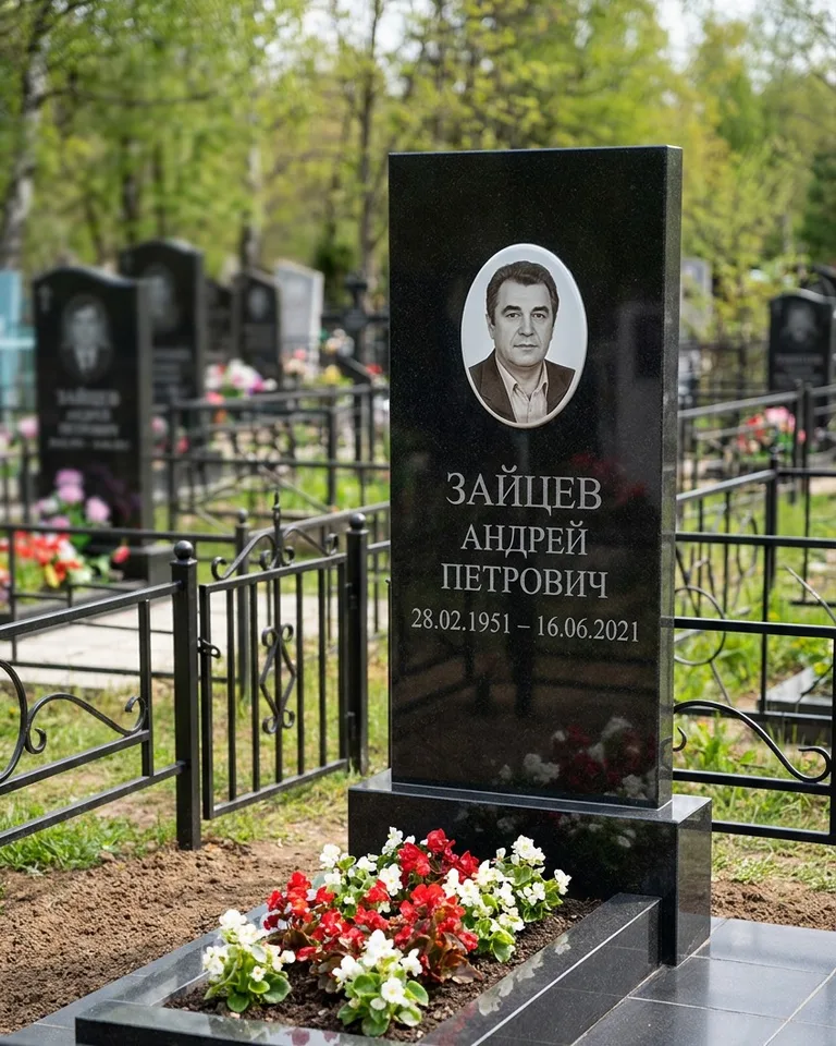 Памятник под ключ с гранитной вазой и цветами в Уфе