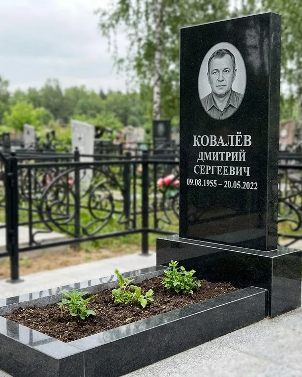 Горизонтальный серый памятник под ключ, осень в Уфе