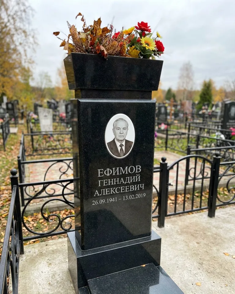 Двойной семейный памятник под ключ с портретами в Уфе