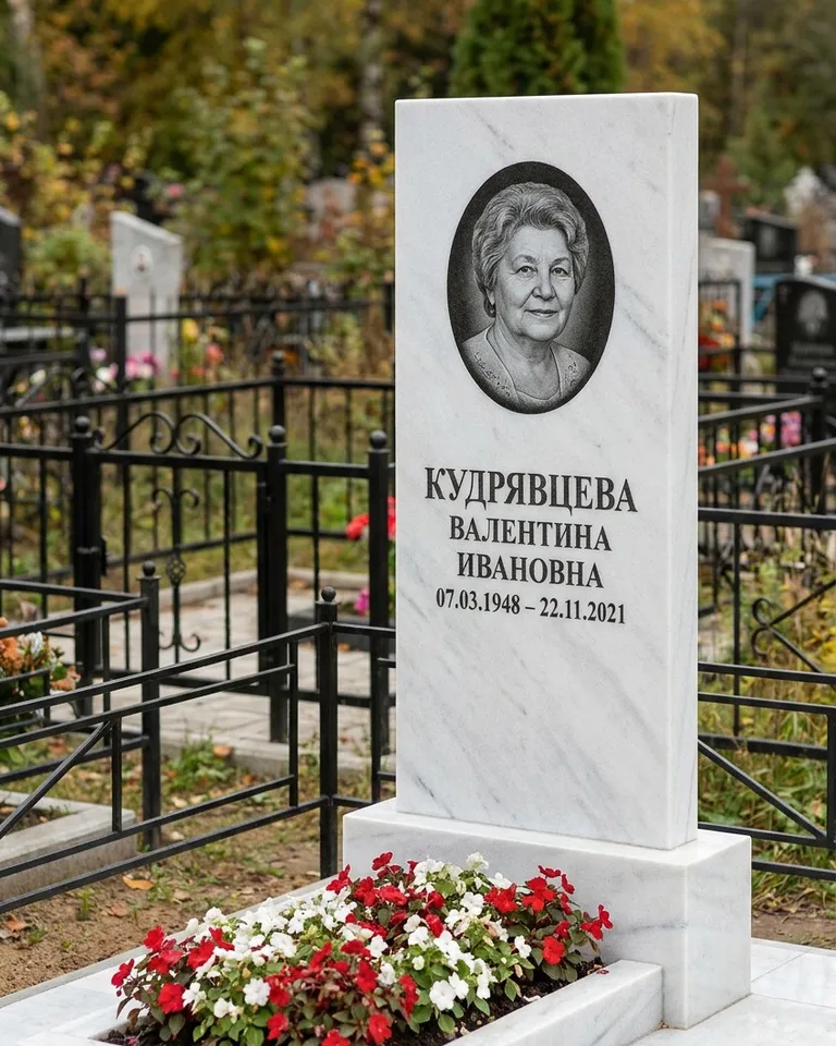 Двойной памятник под ключ с цоколем и плиткой в Уфе