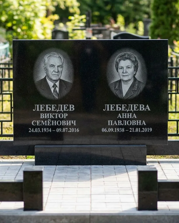 Памятник под ключ из красного гранита в Уфе