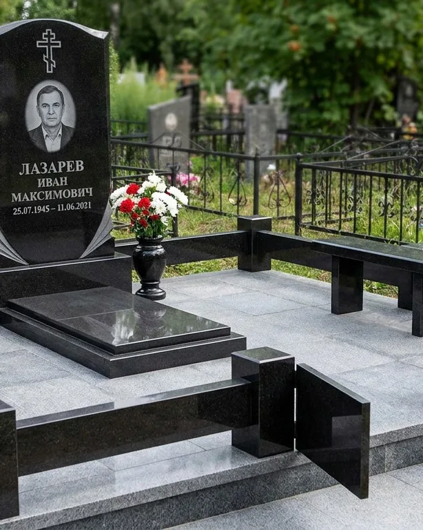 Памятник под ключ зимой с венком в Уфе