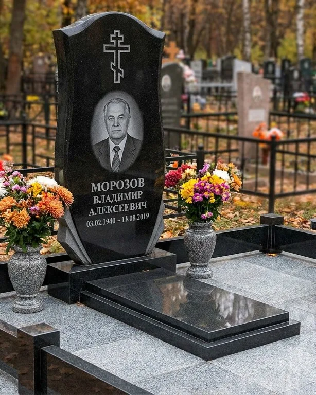 Памятник под ключ со скамьёй и мощением в Уфе